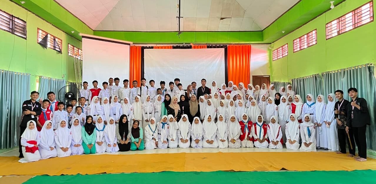 MTsN 1 Kabupaten Gorontalo Nonton Bareng G30S/PKI, Annahdlah.com Nobar G30S/PKI para pelajar MTsN 1 Kabgor.) Foto: Annahdlah)