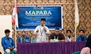 Ketum IKA PMII Cabang Kota Gorontalo, Muchlis S.Huntua saat membuka kegiatan MAPABA PMII Rayon Adam Smith dan Rayon Maritim di Aula Kecamatan Sipatana. (Foto: Annahdlah)
