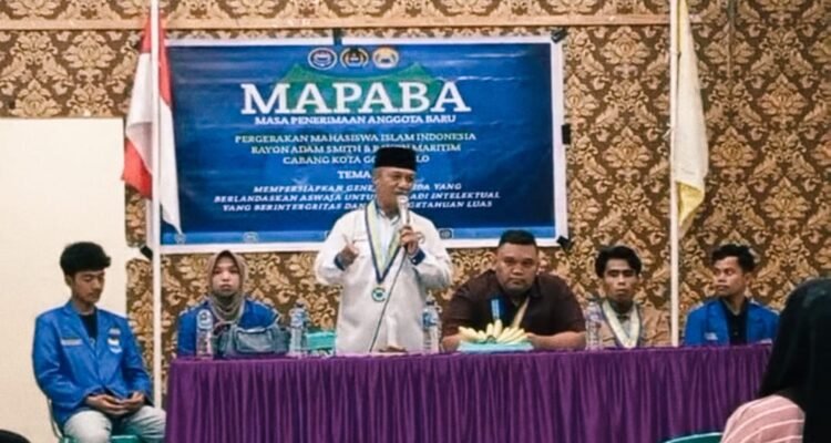 Ketum IKA PMII Cabang Kota Gorontalo, Muchlis S.Huntua saat membuka kegiatan MAPABA PMII Rayon Adam Smith dan Rayon Maritim di Aula Kecamatan Sipatana. (Foto: Annahdlah)