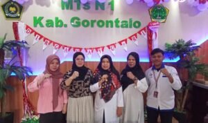 Eka Sartika S.Pd., M.Pd, Dosen Pembimbing Lapangan & Sekretaris Jurusan Pendidikan Bahasa Dan Sastra Indonesia bersama Tim Monev. (Foto: Annahdlah)