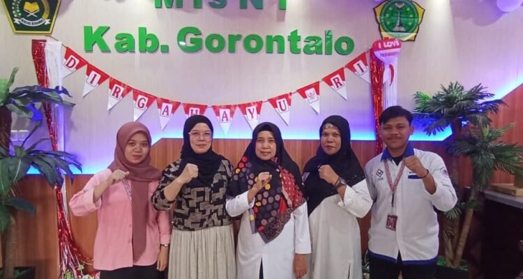 Eka Sartika S.Pd., M.Pd, Dosen Pembimbing Lapangan & Sekretaris Jurusan Pendidikan Bahasa Dan Sastra Indonesia bersama Tim Monev. (Foto: Annahdlah)
