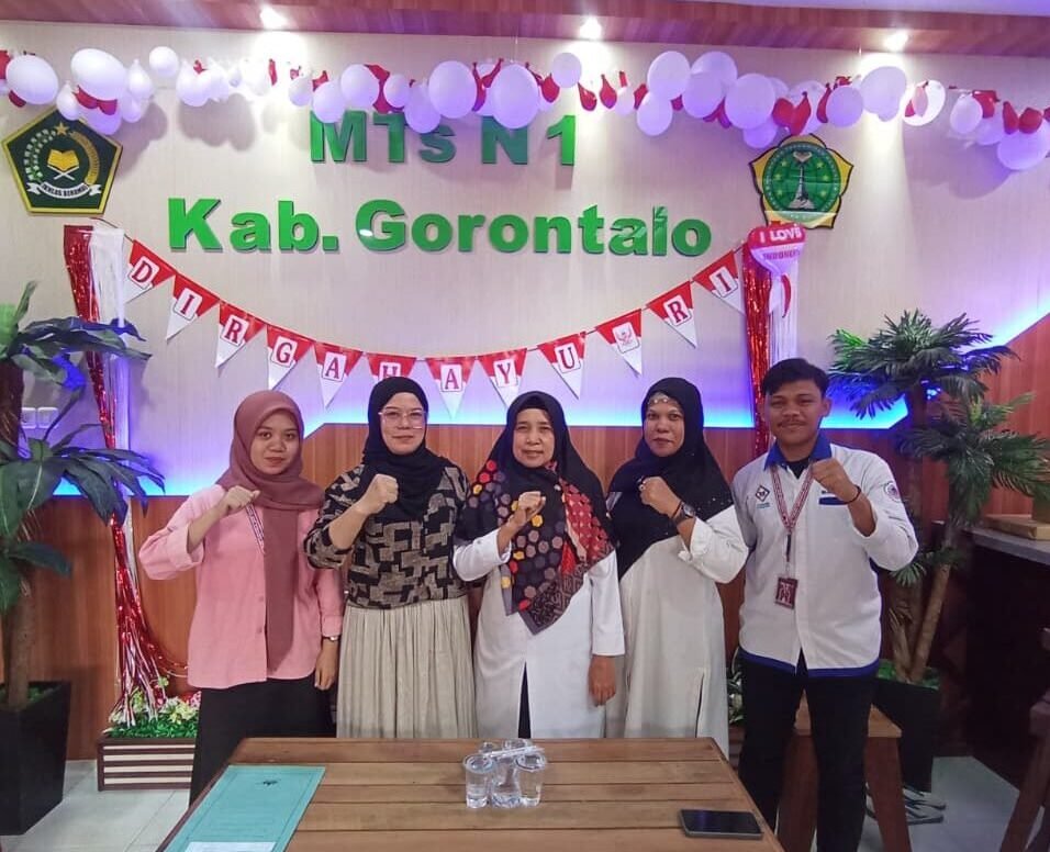 Sekretaris Kajur PBI UNG Eka Sartika Monev PPL Mahasiswa di MTsN 1 Kabgor, Annahdlah.com Eka Sartika S.Pd., M.Pd, Dosen Pembimbing Lapangan & Sekretaris Jurusan Pendidikan Bahasa Dan Sastra Indonesia bersama Tim Monev. (Foto: Annahdlah)