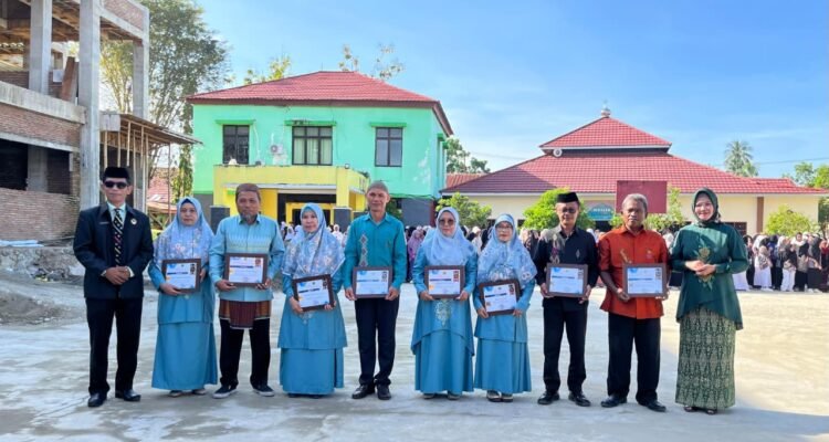 Kepsek MTsN 1 Kabupaten Gorontalo, Dr. Waris Masuara bersama Guru, Cleaning Service, Security. Foto: (Annahdlah)