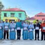 Kepsek MTsN 1 Kabupaten Gorontalo, Dr. Waris Masuara bersama Guru, Cleaning Service, Security. Foto: (Annahdlah)