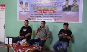 Kasatpol PP, Linmas dan Damkar Provinsi Gorontalo, Taufik Elhakim Sidiki, SE, MM saat membuka sekaligus memberikan Materi Pembinaan Bagi Satpol PP, Linmas Damkar Provinsi Gorontalo, di Aula Kantor Satpol PP Prov. Gorontalo. Foto: (humas)