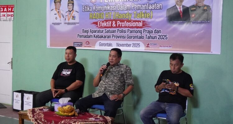 Kasatpol PP, Linmas dan Damkar Provinsi Gorontalo, Taufik Elhakim Sidiki, SE, MM saat membuka sekaligus memberikan Materi Pembinaan Bagi Satpol PP, Linmas Damkar Provinsi Gorontalo, di Aula Kantor Satpol PP Prov. Gorontalo. Foto: (humas)