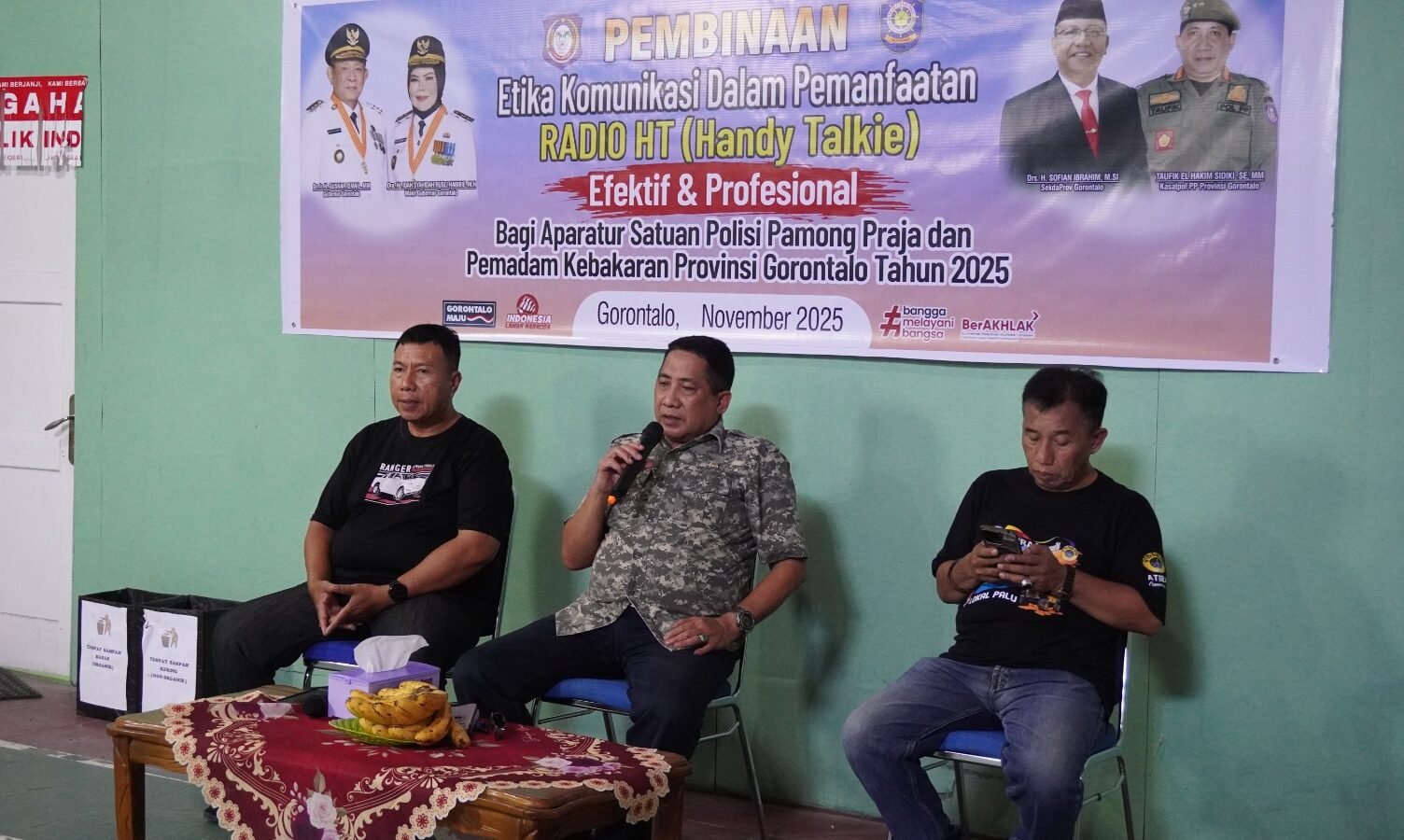 Kasatpol PP, Linmas dan Damkar Provinsi Gorontalo, Taufik Elhakim Sidiki, SE, MM saat membuka sekaligus memberikan Materi Pembinaan Bagi Satpol PP, Linmas Damkar Provinsi Gorontalo, di Aula Kantor Satpol PP Prov. Gorontalo. Foto: (humas)