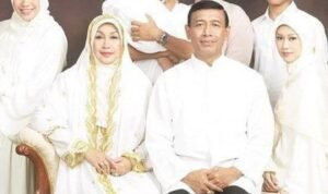 Jenderal (Purn) Wirantor bersama Istri tercinta Ibu Rugaiya "Uga" Usman dan Sanak Keluarga. (Foto: haibunda.com)