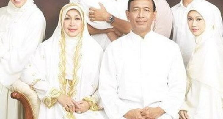 Jenderal (Purn) Wirantor bersama Istri tercinta Ibu Rugaiya "Uga" Usman dan Sanak Keluarga. (Foto: haibunda.com)