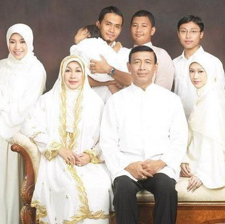 Jenderal (Purn) Wirantor bersama Istri tercinta Ibu Rugaiya "Uga" Usman dan Sanak Keluarga. (Foto: haibunda.com)