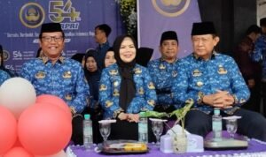 Gubernur Gorontalo, Dr. Ir. H. Gusnar Ismail, M.M., dan Wakil Gubernur, Ir. Hj. Idah Syahidah Rusli Habibie, M.H., memimpin langsung jalannya Apel Akbar peringatan Hari Ulang Tahun (HUT) ke-54 KORPRI dan HUT ke-25 Provinsi Gorontalo. Foto: (Annahdlah)