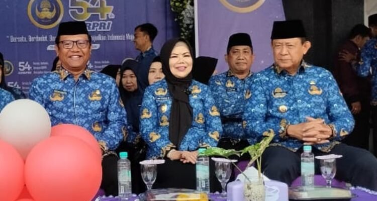 Gubernur Gorontalo, Dr. Ir. H. Gusnar Ismail, M.M., dan Wakil Gubernur, Ir. Hj. Idah Syahidah Rusli Habibie, M.H., memimpin langsung jalannya Apel Akbar peringatan Hari Ulang Tahun (HUT) ke-54 KORPRI dan HUT ke-25 Provinsi Gorontalo. Foto: (Annahdlah)