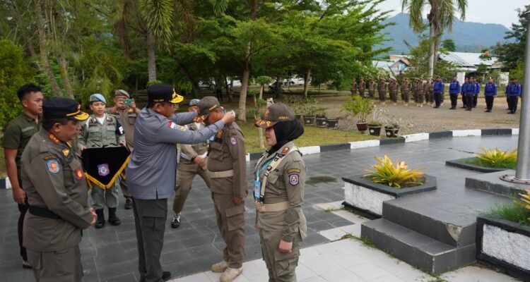 Gubernur Gorontalo Gusnar Ismail Menutup Seluruh Rangkaian Kegiatan Dklatsar I Satpol PP Provinsi Gorontalo. Foto: (Dok.Humas Satpol PP)