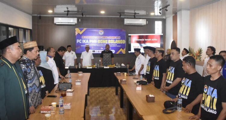 Bupati Ismet Mile bersama Pengurus IKA PMII Bone Bolango, dalam rangka Pembukaan Rakercab IKA PMII Bone Bolango, Foto: (Annahdlah)