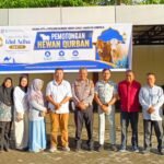 Kepala Badan Pendapatan Daerah (Bapenda) Provinsi Gorontalo melalui UPTD P3D Kabupaten Gorontalo bersama jajaran Kepolisian Samsat Kabupaten Gorontalo melaksanakan pemotongan hewan kurban di lingkungan Kantor Samsat Kabupaten Gorontalo, Jumat (29/5/2026). Foto: Fajar