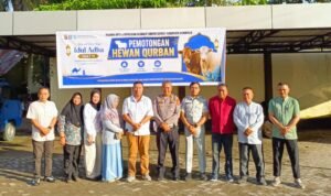 Kepala Badan Pendapatan Daerah (Bapenda) Provinsi Gorontalo melalui UPTD P3D Kabupaten Gorontalo bersama jajaran Kepolisian Samsat Kabupaten Gorontalo melaksanakan pemotongan hewan kurban di lingkungan Kantor Samsat Kabupaten Gorontalo, Jumat (29/5/2026). Foto: Fajar