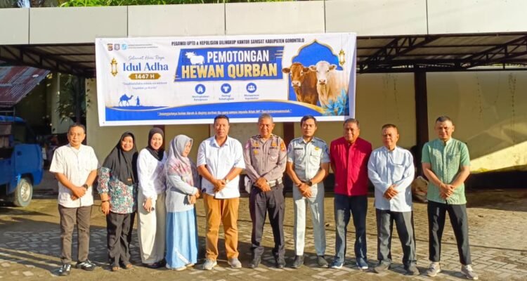 Kepala Badan Pendapatan Daerah (Bapenda) Provinsi Gorontalo melalui UPTD P3D Kabupaten Gorontalo bersama jajaran Kepolisian Samsat Kabupaten Gorontalo melaksanakan pemotongan hewan kurban di lingkungan Kantor Samsat Kabupaten Gorontalo, Jumat (29/5/2026). Foto: Fajar