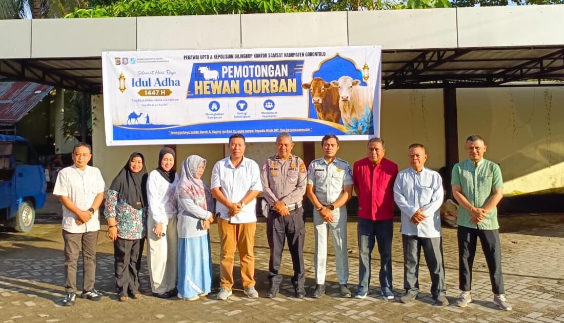 Kepala Badan Pendapatan Daerah (Bapenda) Provinsi Gorontalo melalui UPTD P3D Kabupaten Gorontalo bersama jajaran Kepolisian Samsat Kabupaten Gorontalo melaksanakan pemotongan hewan kurban di lingkungan Kantor Samsat Kabupaten Gorontalo, Jumat (29/5/2026). Foto: Fajar