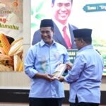 Rektor IAIN Sultan Amai Gorontalo, Prof. Dr. Ahmad Faisal, M.Ag., menyerahkan buku “Sepiring Cerita Bersama Jagung–Binthe Molamahu” kepada Menteri Pertanian RI, Dr. Ir. H. Andi Amran Sulaiman, M.P., usai kegiatan Silaturahmi dan Tausiyah Swasembada Pangan di Kampus IAIN Sultan Amai Gorontalo. (Foto: Annahdlah)