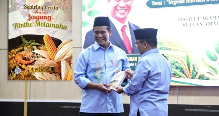 Rektor IAIN Sultan Amai Gorontalo, Prof. Dr. Ahmad Faisal, M.Ag., menyerahkan buku “Sepiring Cerita Bersama Jagung–Binthe Molamahu” kepada Menteri Pertanian RI, Dr. Ir. H. Andi Amran Sulaiman, M.P., usai kegiatan Silaturahmi dan Tausiyah Swasembada Pangan di Kampus IAIN Sultan Amai Gorontalo. (Foto: Annahdlah)