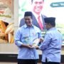 Rektor IAIN Sultan Amai Gorontalo, Prof. Dr. Ahmad Faisal, M.Ag., menyerahkan buku “Sepiring Cerita Bersama Jagung–Binthe Molamahu” kepada Menteri Pertanian RI, Dr. Ir. H. Andi Amran Sulaiman, M.P., usai kegiatan Silaturahmi dan Tausiyah Swasembada Pangan di Kampus IAIN Sultan Amai Gorontalo. (Foto: Annahdlah)