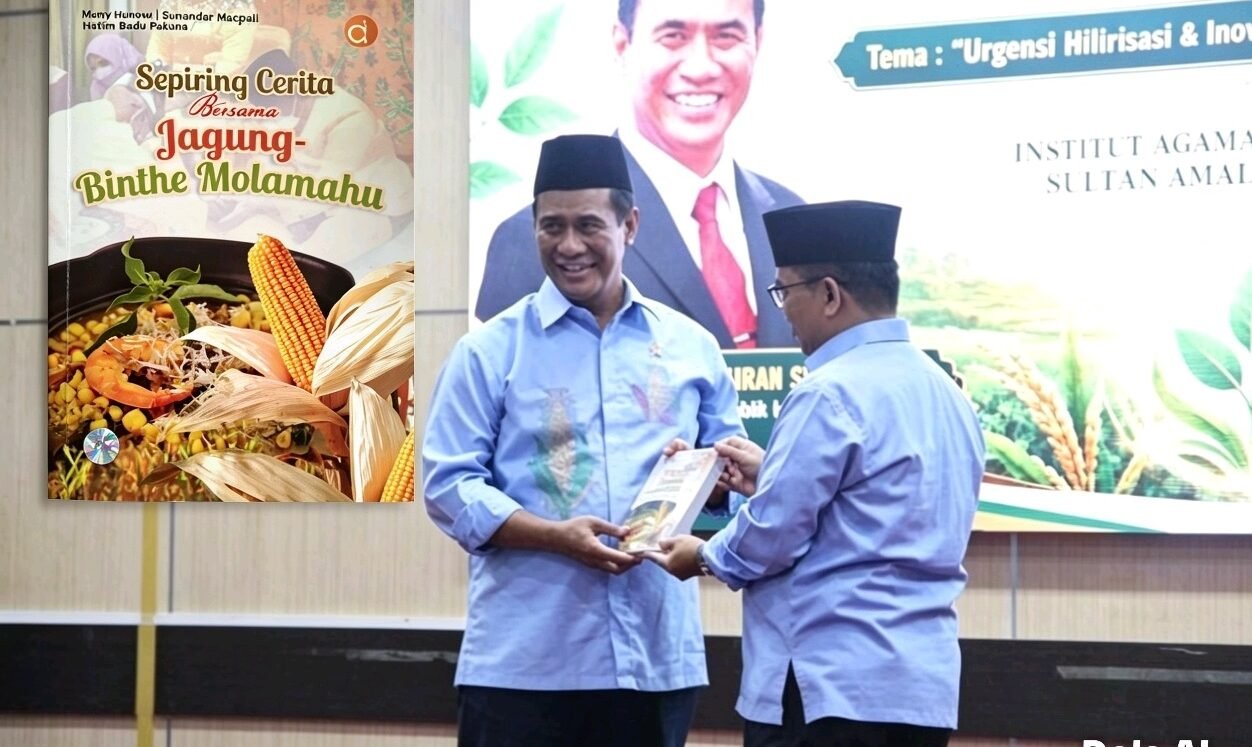 Rektor IAIN Sultan Amai Gorontalo, Prof. Dr. Ahmad Faisal, M.Ag., menyerahkan buku “Sepiring Cerita Bersama Jagung–Binthe Molamahu” kepada Menteri Pertanian RI, Dr. Ir. H. Andi Amran Sulaiman, M.P., usai kegiatan Silaturahmi dan Tausiyah Swasembada Pangan di Kampus IAIN Sultan Amai Gorontalo. (Foto: Annahdlah)