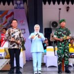 Ibu Wagub Idah Syahidah bersama Kabid Pemuda Disparekrafpora Muchlis S.Huntua serta Unsur Muspida saat menghadiri LKKB dan Pengibaran Bendera thn 2026 di Halaman Meseum Purbakala Prov. Gorontalo, Sabtu (04/06/2026) (Foto: Nova/Humas Diskominfotik)