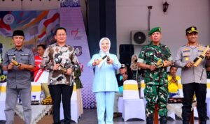 Ibu Wagub Idah Syahidah bersama Kabid Pemuda Disparekrafpora Muchlis S.Huntua serta Unsur Muspida saat menghadiri LKKB dan Pengibaran Bendera thn 2026 di Halaman Meseum Purbakala Prov. Gorontalo, Sabtu (04/06/2026) (Foto: Nova/Humas Diskominfotik)