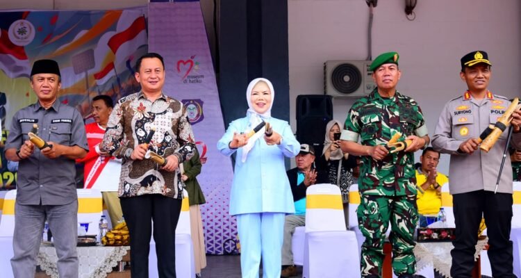 Ibu Wagub Idah Syahidah bersama Kabid Pemuda Disparekrafpora Muchlis S.Huntua serta Unsur Muspida saat menghadiri LKKB dan Pengibaran Bendera thn 2026 di Halaman Meseum Purbakala Prov. Gorontalo, Sabtu (04/06/2026) (Foto: Nova/Humas Diskominfotik)