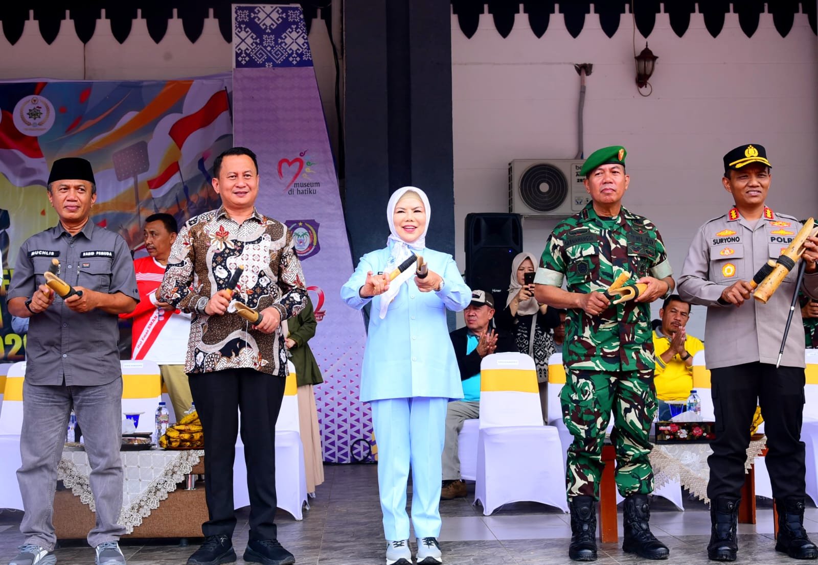 Ibu Wagub Idah Syahidah bersama Kabid Pemuda Disparekrafpora Muchlis S.Huntua serta Unsur Muspida saat menghadiri LKKB dan Pengibaran Bendera thn 2026 di Halaman Meseum Purbakala Prov. Gorontalo, Sabtu (04/06/2026) (Foto: Nova/Humas Diskominfotik)
