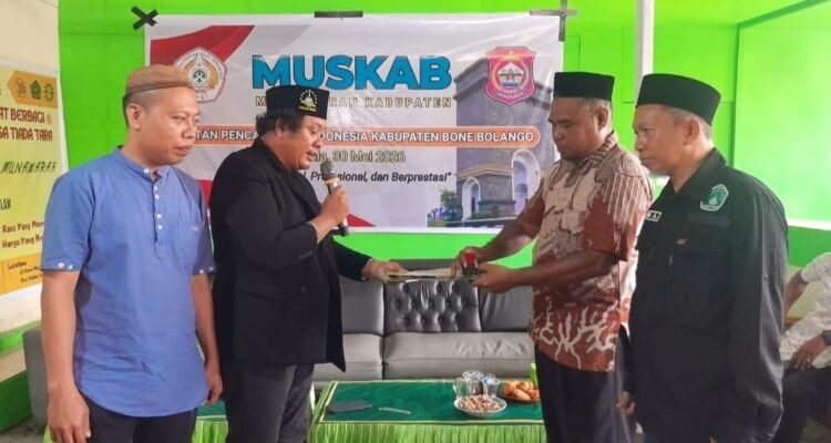 Muskab IPSI Bone Bolango. Strerring Commite Ikhsan Nento, dan Ketua IPSI terpilih DR. Darwin Botutihe. Didampingi Ketua PSNU Cab. Bone Bolango pk Rustam dan lainnya. (Foto: Annahdlah.com)