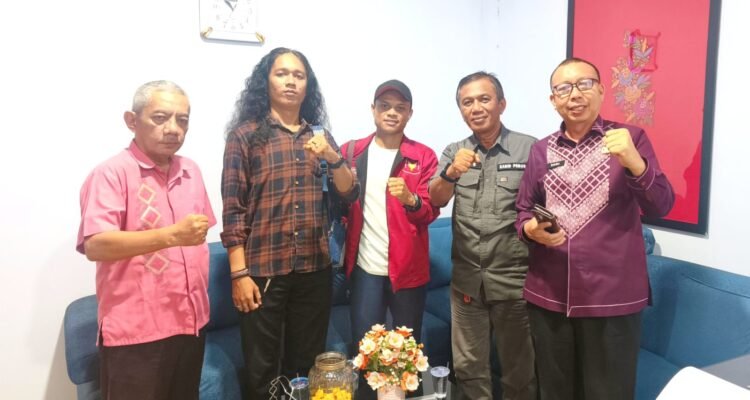 Plh Kadis Disparekrafpora Romi Moge, Kabid Pemuda Muchlis Huntua dan Pengurus Satgas Pemuda Tambang Gorontalo. (Foto: Annahdlah)