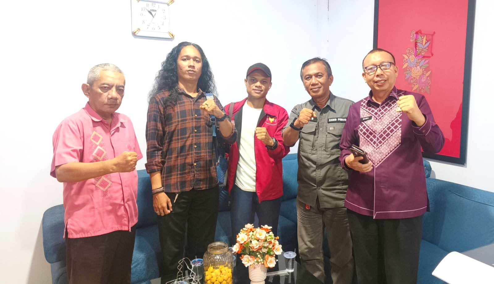 Plh Kadis Disparekrafpora Romi Moge, Kabid Pemuda Muchlis Huntua dan Pengurus Satgas Pemuda Tambang Gorontalo. (Foto: Annahdlah)