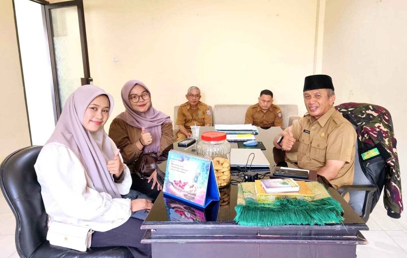 Pengurus Wilayah (PW) Ikatan Pelajar Putri Nahdlatul Ulama (IPPNU) Provinsi Gorontalo melakukan kunjungan Silaturahim, diterima Kabid Pemuda Disparekrafpora, diruang kerjanya. (Foto: Annahdlah)