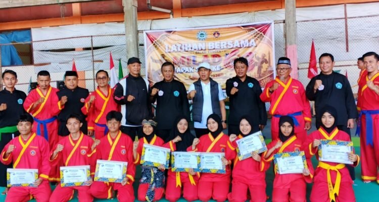 Kadis Disparekrafpora Provinsi Gorontalo, Sulktan Kalupe dan para Pendekar Silat Tapak Suci dan Pagar Nusa UNU Gorontalo, hadiri Milad 63 Tahun Tapak Suci. (Foto: Annahdlah)