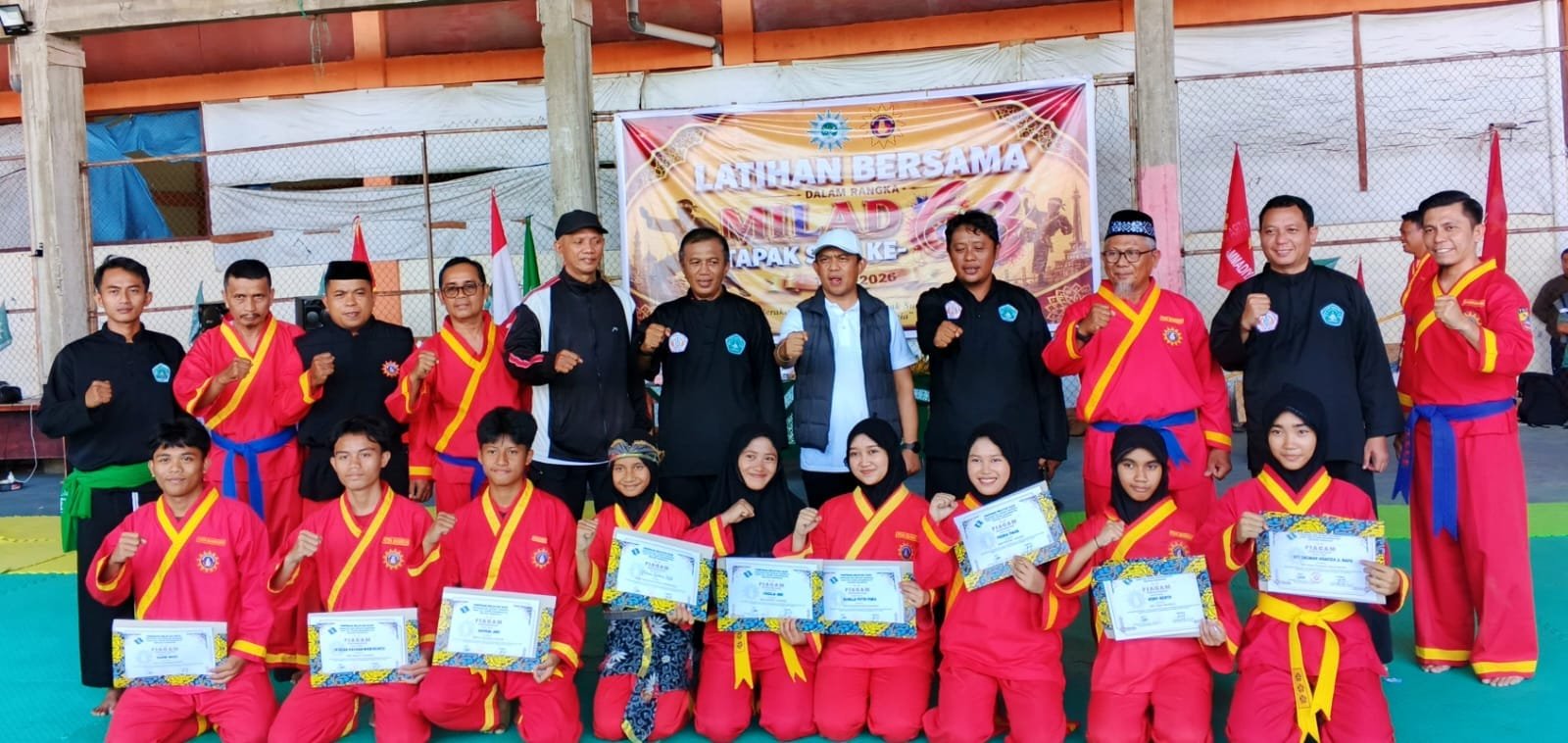 Kadis Disparekrafpora Provinsi Gorontalo, Sulktan Kalupe dan para Pendekar Silat Tapak Suci dan Pagar Nusa UNU Gorontalo, hadiri Milad 63 Tahun Tapak Suci. (Foto: Annahdlah)