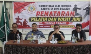Ketua IPSI Provinsi Gorontalo Idra Gobel juga Wawali Kota Gorontalo, memberikan arahan kepada para Peserta Penataran pelatih, Wasit dan Juri. (Foto: Annahdlah)