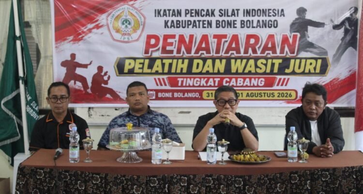 Ketua IPSI Provinsi Gorontalo Idra Gobel juga Wawali Kota Gorontalo, memberikan arahan kepada para Peserta Penataran pelatih, Wasit dan Juri. (Foto: Annahdlah)