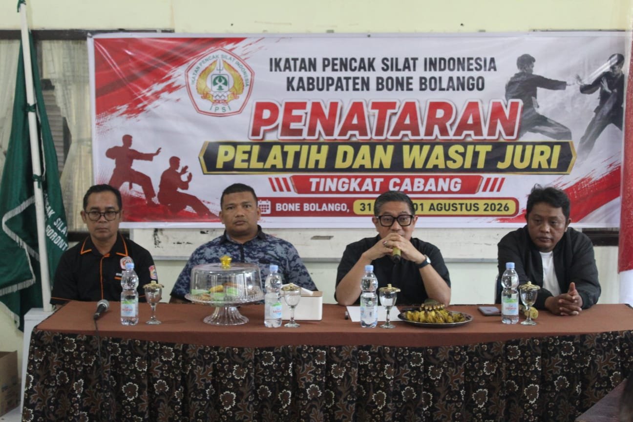 Ketua IPSI Provinsi Gorontalo Idra Gobel juga Wawali Kota Gorontalo, memberikan arahan kepada para Peserta Penataran pelatih, Wasit dan Juri. (Foto: Annahdlah)