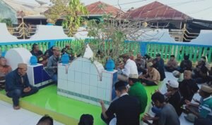 Doa dan Ziarah di makam Guru Besar Ilimu Ilomata. (Foto: Annahdlah)