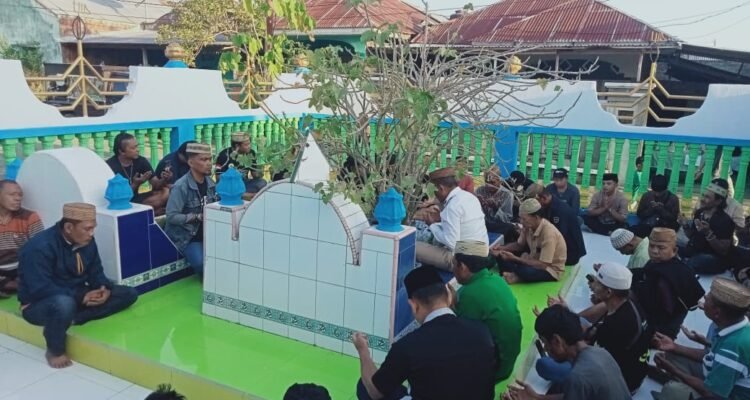 Doa dan Ziarah di makam Guru Besar Ilimu Ilomata. (Foto: Annahdlah)