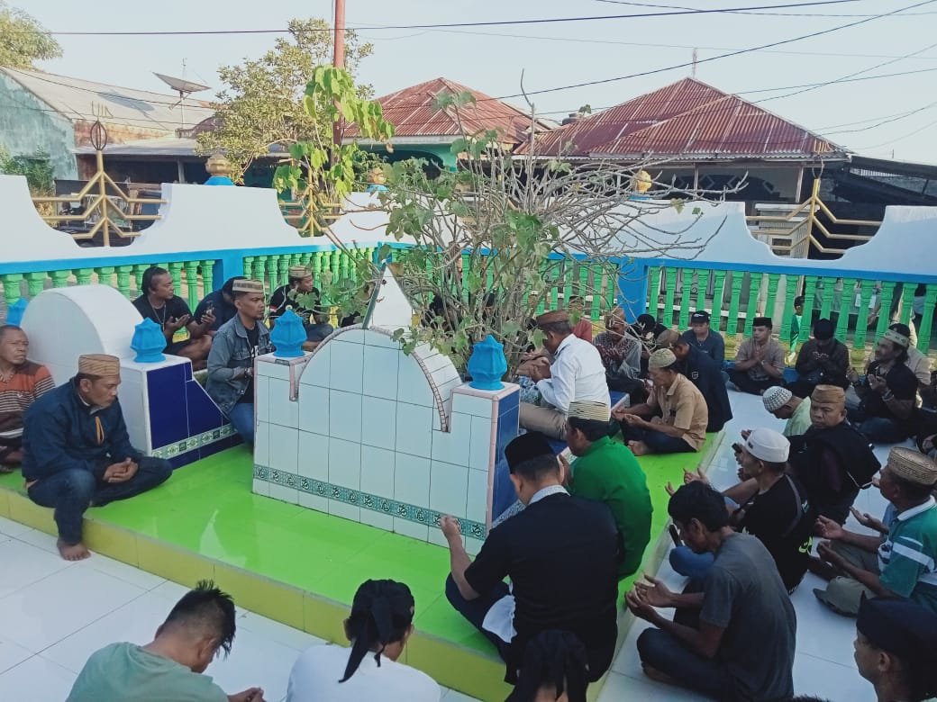 Doa dan Ziarah di makam Guru Besar Ilimu Ilomata. (Foto: Annahdlah)