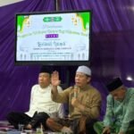Rektor UNU Gorontalo dan Kiyai Hamdan saat memberikan Tausyiah Lailatul Ijtima. (Foto: humasunugo)