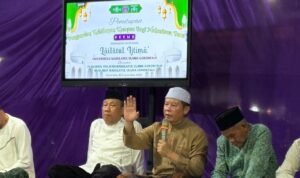 Rektor UNU Gorontalo dan Kiyai Hamdan saat memberikan Tausyiah Lailatul Ijtima. (Foto: humasunugo)
