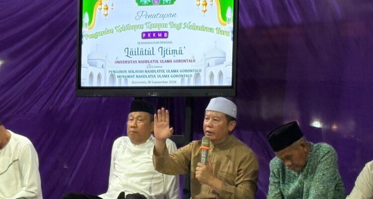 Rektor UNU Gorontalo dan Kiyai Hamdan saat memberikan Tausyiah Lailatul Ijtima. (Foto: humasunugo)