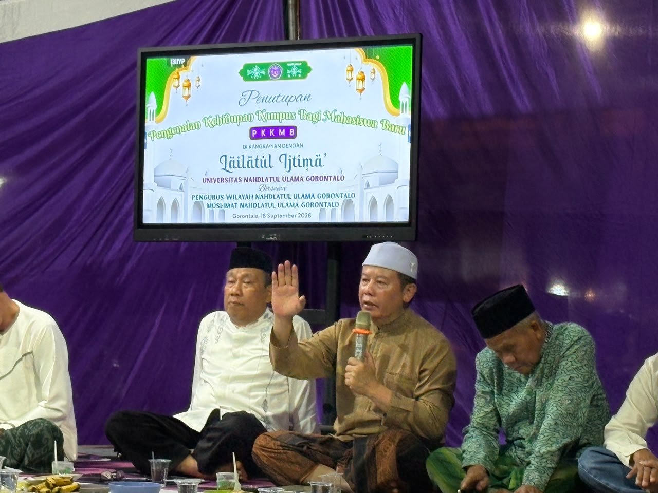 Rektor UNU Gorontalo dan Kiyai Hamdan saat memberikan Tausyiah Lailatul Ijtima. (Foto: humasunugo)