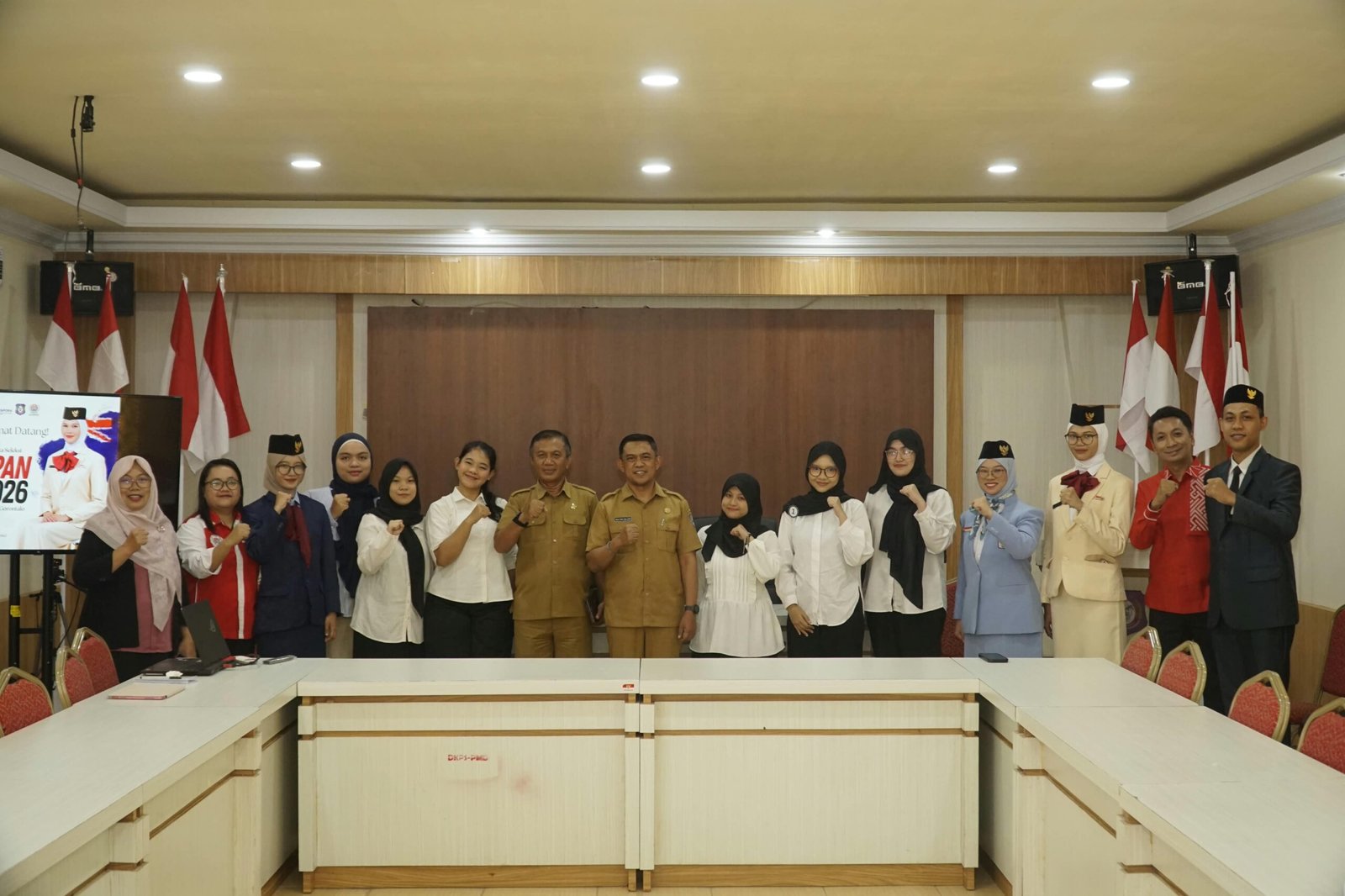 Kadis Disparekrafpora Sultan kalupe, Kabid Pemuda Muchlis S.Huntua dan PCMI Prov. Gorontalo bersama Peserta Seleksi PPAN AIYEP 2026 di Aula Kantor Disparekrafpora Prov. Gorontalo. (Foto: humasdispar)