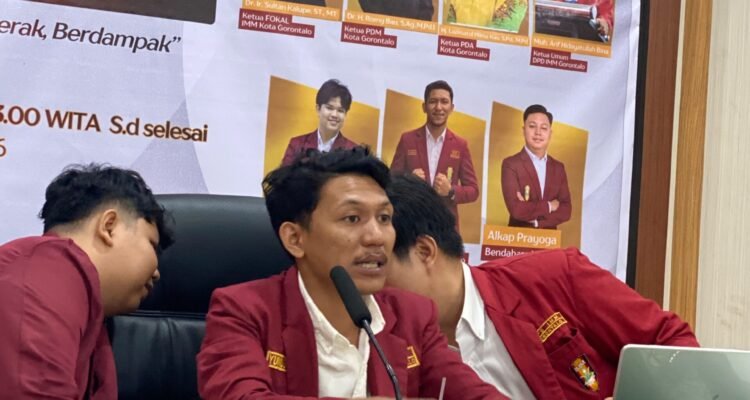 Ketua PC IMM Kota Gorontalo Yunus Pasau saat memimpin Rapat Kerja Cabang IMM di aula kantor Disparekrafpora Prov. Gorontalo. (Foto: Annahdlah)
