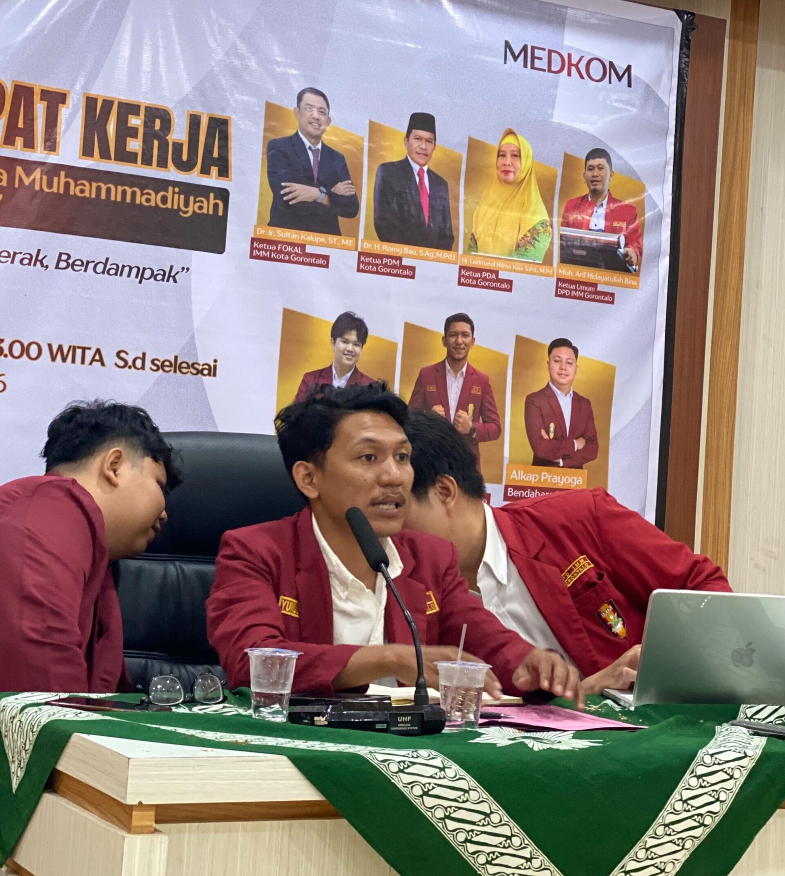 Ketua PC IMM Kota Gorontalo Yunus Pasau saat memimpin Rapat Kerja Cabang IMM di aula kantor Disparekrafpora Prov. Gorontalo. (Foto: Annahdlah)