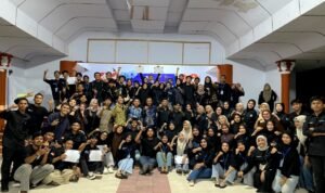 Dewan Pembina Organisasi KMPI Bangkep, juga Kabid Pemuda Muchlis S.Huntua bersama Para Senior dan Pengurus serta Kader Montolutusan. (Foto: Annahdlah)
